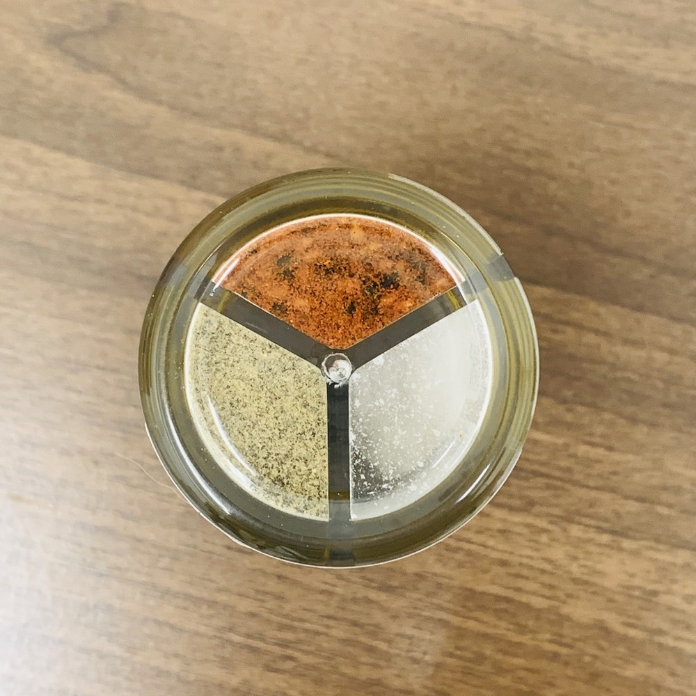 太屌啦 一罐抵三罐 韓國不倒翁推出 一次將最藏用的三個調味料集合在一罐 精鹽黑胡椒鹽辣椒粉 每種調味料都有自己的出孔 在家用 烤肉用 露營用 都超好用 重量59g 30g 天然湖鹽 15g 100%黑