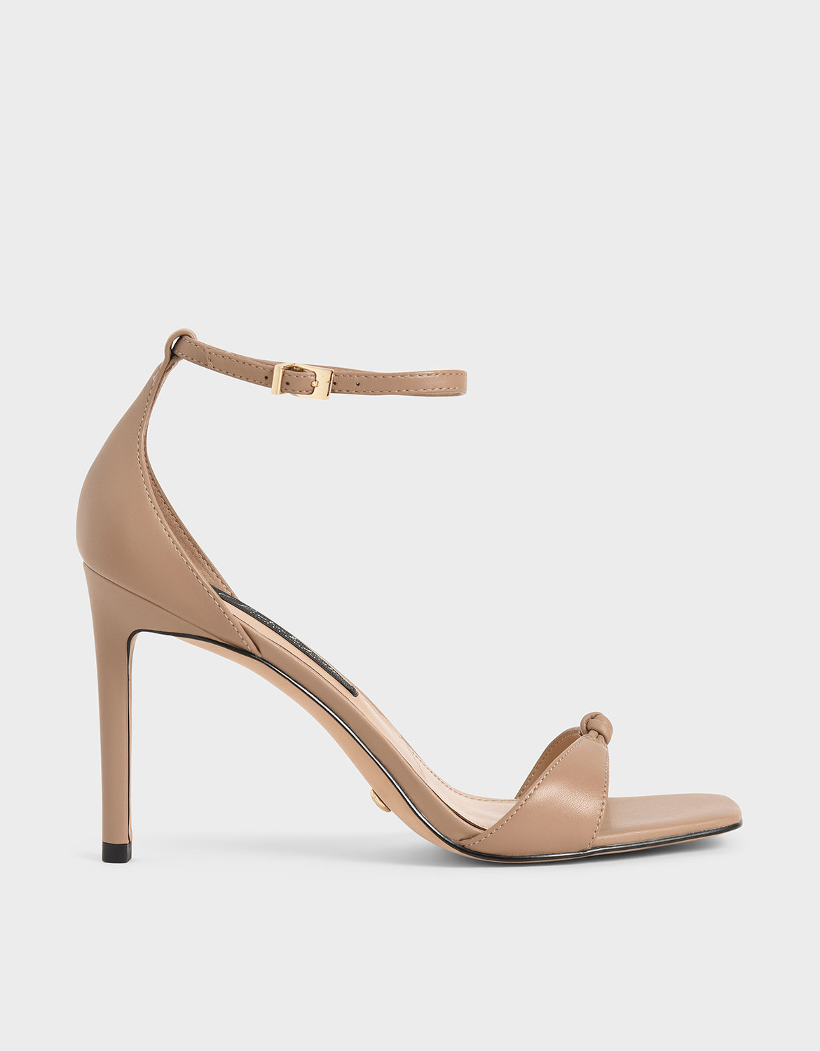 顯白又顯腿長的裸色造型讓你自帶婉約氣息，細帶設計在腳踝處顯得更加簡約優雅，打造淑女們的卓越風姿。除了跟鞋本身自帶的性感氛圍外，運用小扭結提升優雅甜美氛圍，打造人見人愛的無限魅力，加上方頭鞋款在時尚界不