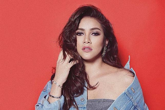 Layaknya ABG Jaman Now, Olla Ramlan Tampil Kece Dengan Waist Bag | instagram