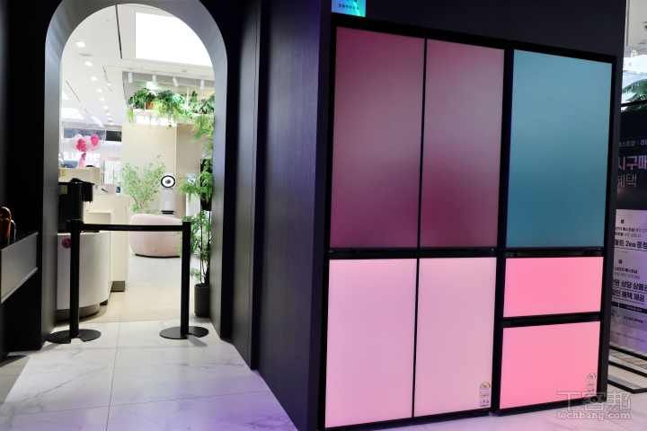 LG 展示可變色的 MoodUP 冰箱，冰箱門可以變身成 Party 燈光、還內建藍牙喇叭可以用冰箱播音樂