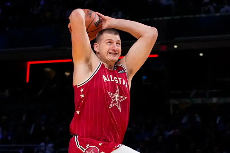 NBA明星賽「小丑」Nikola Jokic飛身抄球！自行帶球上演「戰斧式上籃」。（圖／美聯社／達志影像）