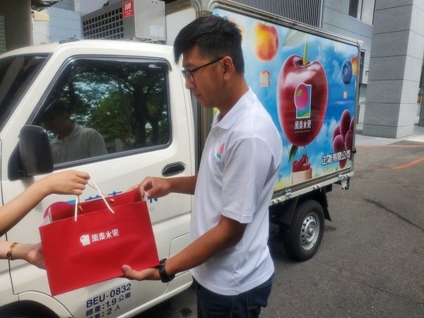 「台中水果禮盒推薦」萬泰水果國外進口直送到府，新鮮完整智利袋裝蘋果水果開箱分享