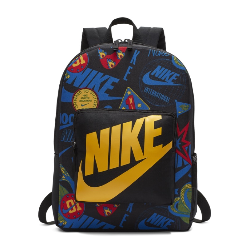 商品型號：BA5995013 材質：聚脂纖維 尺寸： 15 x 11 x 5 吋 商品尺寸無法即時更新，下單前可先詢問。 商品價格與實體店面同步，發票由蝦皮代開。 商品皆為全新，少許線頭殘膠皆屬正常。