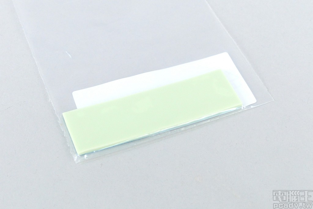 ▲ X570 I AORUS Pro WiFi 盒裝內附 1 片導熱墊，讓位處主機板背部的 M.2 SSD，能夠透過電路板銅箔散熱。