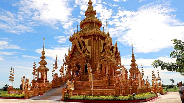 ทึ่ง!! เมรุงดงามที่สุดในไทยสร้างด้วยงบศรัทธากว่า14 ล้านบาท ฝีมือของพระหนุ่มออกแบบเองโดยใช้แรงงานชาวบ้าน