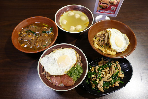 溪尾街美食-鼎街鴨香飯三重溪尾店，三重鴨肉飯，鴨香飯、韭菜鴨腸、炒鴨血，三重好吃鴨肉飯，好吃不貴可外送鴨肉飯