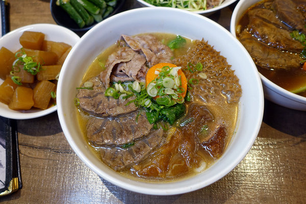 牛莊園牛肉麵，大安區四維路美食，科技大樓站牛肉麵，香煎雪花牛肉麵、蔬果湯頭牛肉麵，成功國宅旁得獎牛肉麵(含牛莊園菜單)