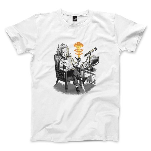 小男孩（Little Boy）是第二次世界大戰時，美國在日本廣島投擲的首枚原子彈的代號，這顆核彈名稱也顯得格外諷刺，就像小男孩手裡操弄著大玩具，不成熟的玩法造成極大的傷害，如同愛因斯坦經典吐舌頭照片一