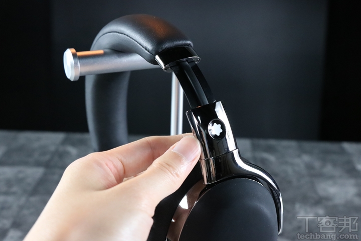 銀色金屬結構一方面加強了耐用性，同時也提升了精緻質感，兩側更融合品牌標誌性的六角白星 Logo 點綴，頗有畫龍點睛之感。