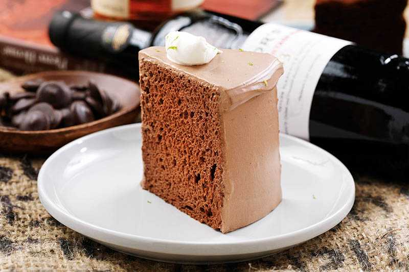 「波特酒巧克力戚風」帶有波特、威士忌雙酒風味。（160元／1片）（圖／于魯光攝）
