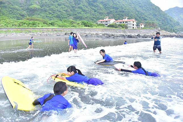 宜蘭縣大溪國小與育英國小學生一同觀察海浪，並學習衝浪基本技巧。(台灣海洋大學提供)