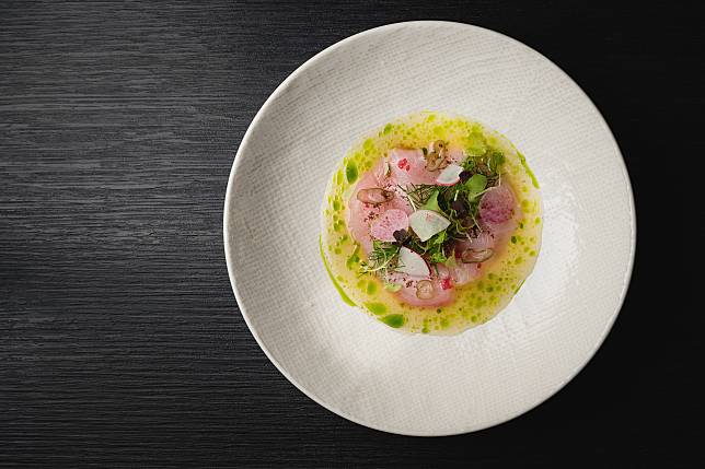 紅甘生魚片、大根、手指檸檬、柴魚高湯、鹽膚木（圖片提供／WILDWOOD）