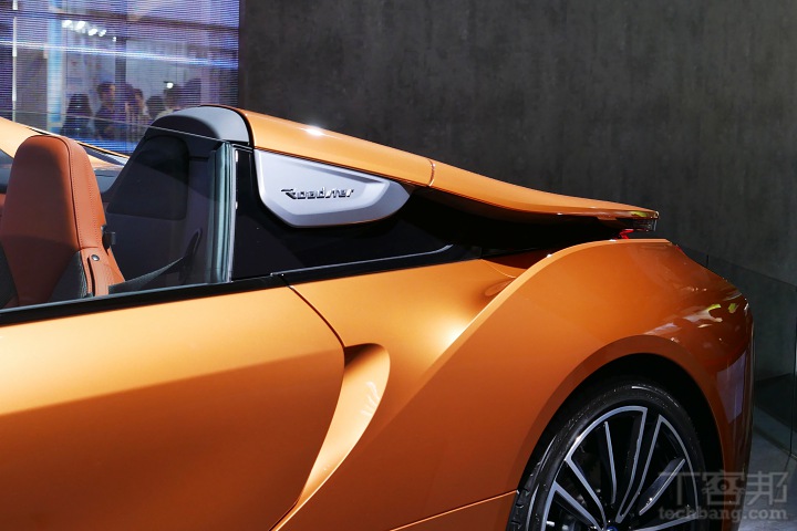 BMW i8 Roadster油電跑車現身Computex世貿三館，售價台幣1,068萬元的神車 多圖動眼看！
