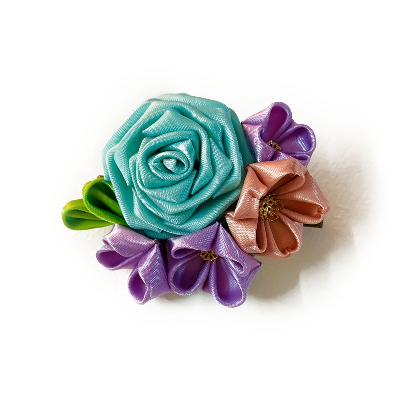 黃銅鱷魚皮髮夾上的多色雙絲緞