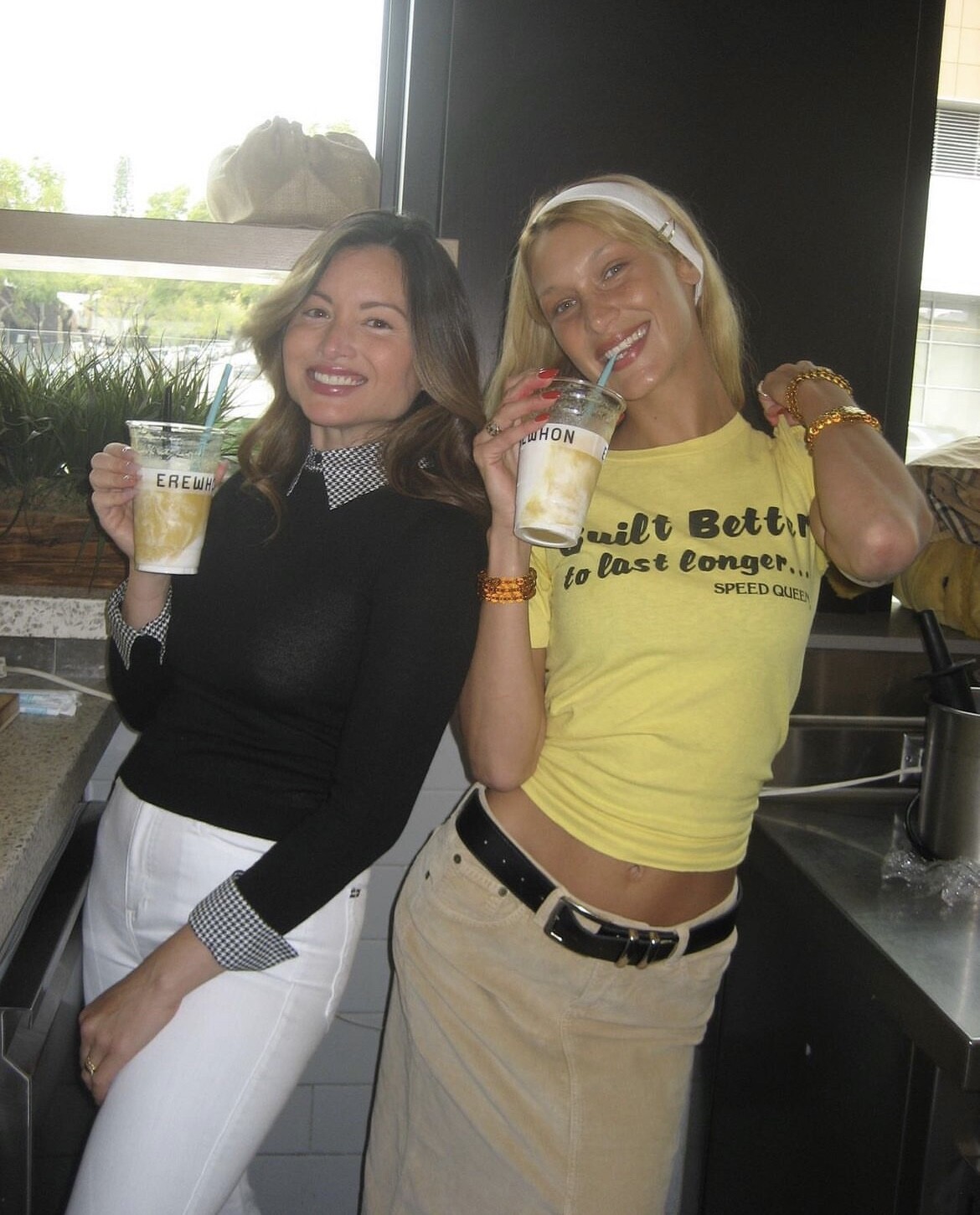 你離時尚只差一個皮帶！女團打歌都在穿的Y2K低腰皮帶時尚、辣妹必備美式復古大logo