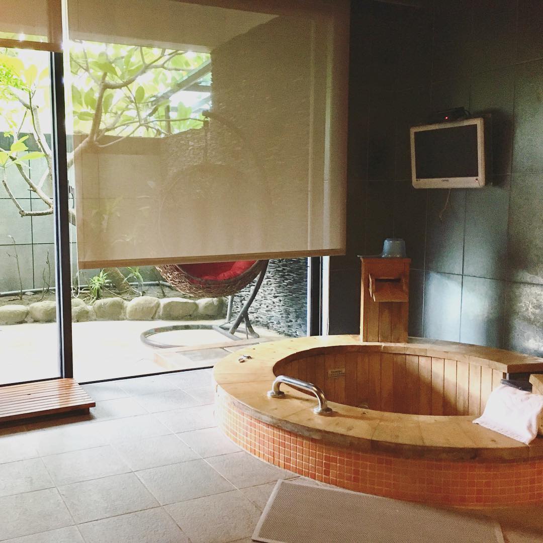 屏東四重溪溫泉季｜溫泉住宿湯屋推薦｜位於四重溪溫泉區內的牡丹風情溫泉會館，從裝潢到風格都頗有「海島度假南國風」，像是藤椅、木質調家具、花朵圖騰，都讓人有種到峇里島度假的感覺呀～