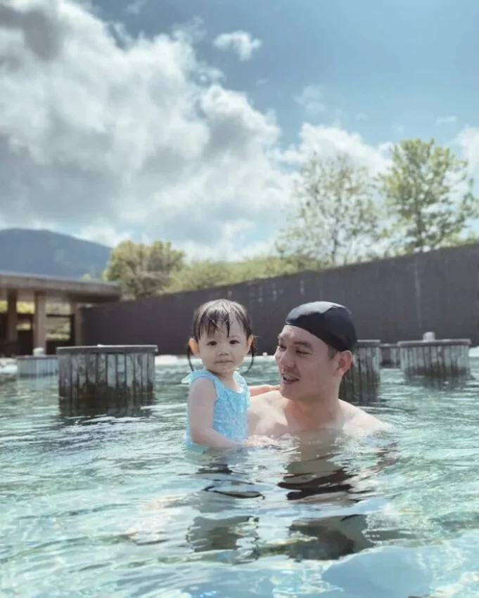 天籟度假酒店就位在陽金公路旁，不僅有兩千坪露天溫泉，偌大的滑水道也是酒店的「招牌」，不論冬天、夏天玩水都合適，由於位在陽明山上，園區被群山環繞，特別打造童話森林、海上船屋兩套親子房，與天然共處的氛圍，帶給大人、小孩不一樣的住宿感受。