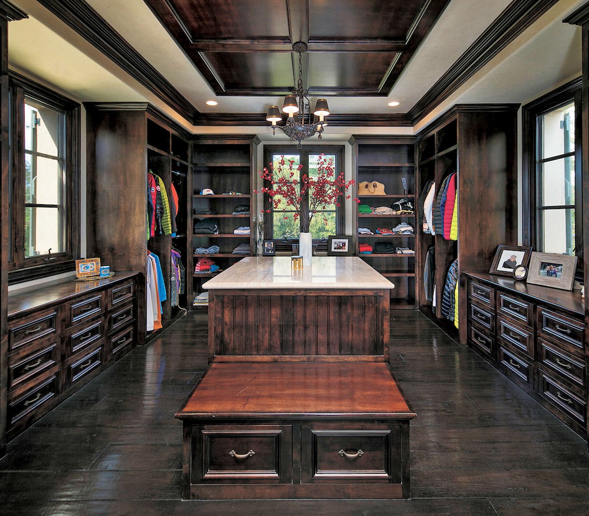 西海岸リビング インテリア 丘の上の高級住宅地にlaが見渡せるゴージャスな家 Safari Online