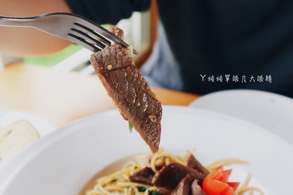 新埔普羅旺斯小木屋餐廳，超夢幻的雨滴蛋糕和草莓飲品，新竹賞櫻景點推薦！