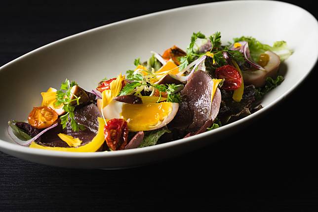 WILDWOOD尼斯沙拉、鰹魚、紅酒油醋醬汁，吃得到新鮮的滋味。（圖片提供／WILDWOOD）