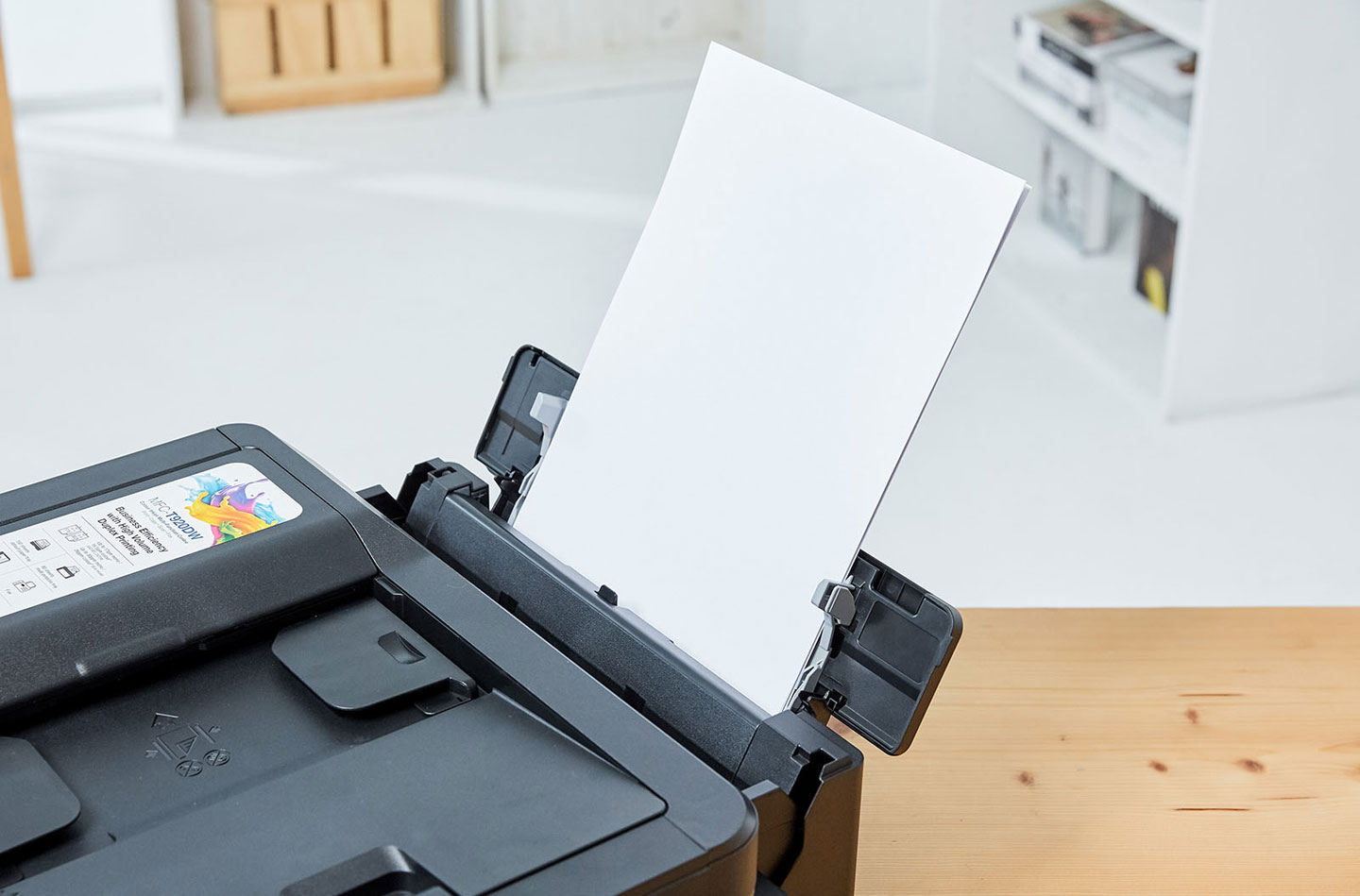 多功能進紙匣實際裝填 A4 紙張的樣子。