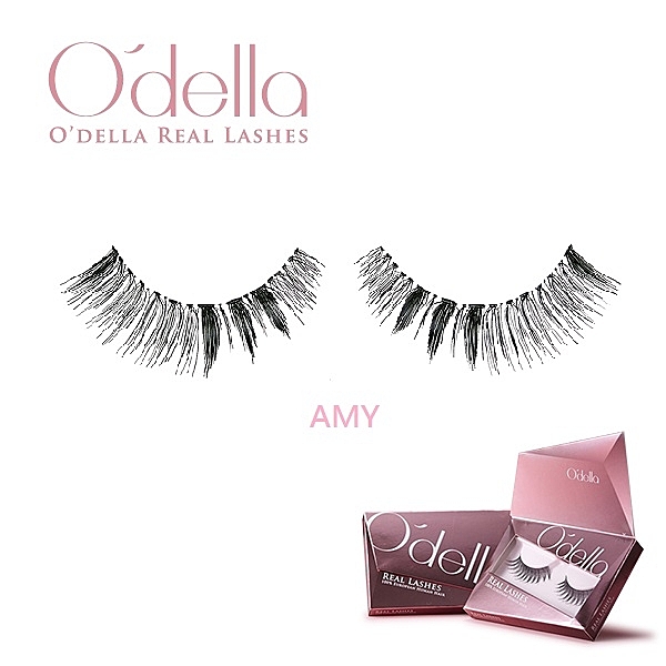 AMY 採濃淡交叉編織，中段加入單撮加強濃密，猶如芭比娃娃般自然捲翹，眼尾略為加長，適合濃妝或派對。