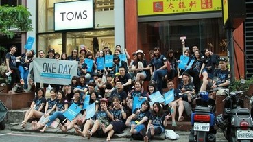 「TOMS世界無鞋日」 各界人士00人赤腳上街、坐捷運，一日無鞋體驗拍立得大集錦！