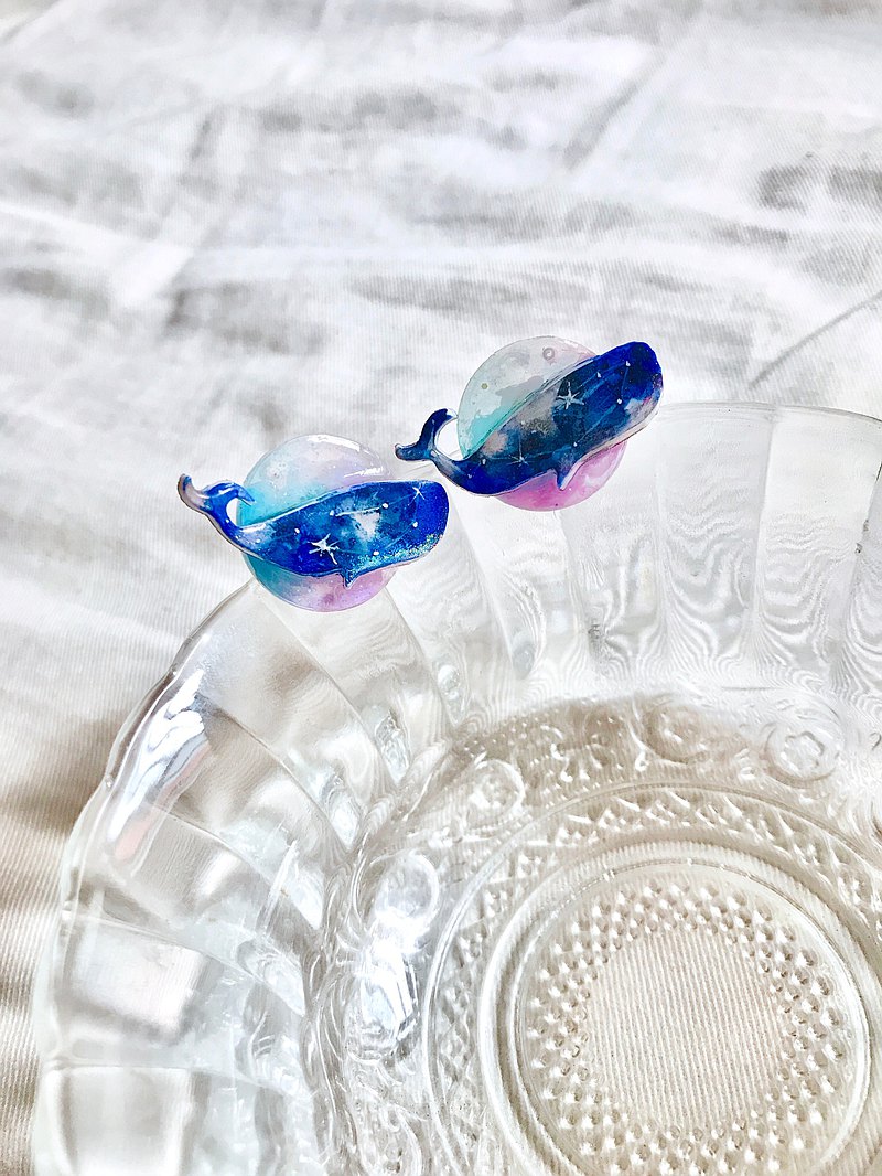 一顆迷幻星球中的溫柔鯨魚悠遊自在的生活著～