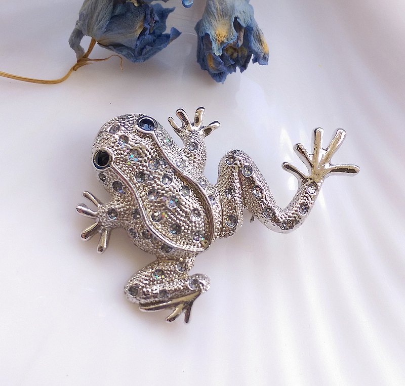 我們販售西洋古董老件飾品，非全新商品，照片均是實物拍攝，品況如圖， 請勿以全新商品的標準看待。 我們收的老飾品均是1960~1980年代在美國社會流行首飾風格，非此物件正確的製造年份。 請粉絲朋友們需