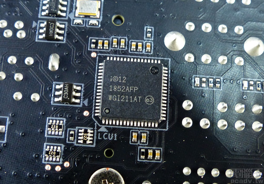 ▲ 有線網路控制晶片選擇 Ethernet Controller I211-AT，RJ45 網路埠最高支援 1Gbps 連線速率。