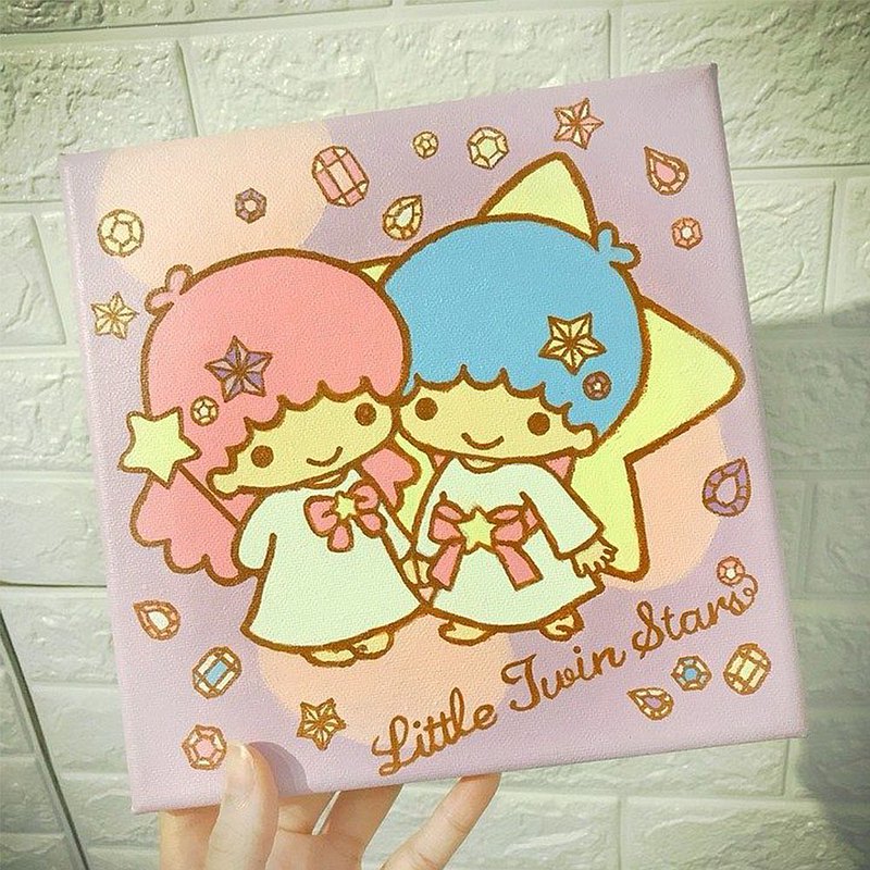 裡面附彩色畫布、顏料、畫筆、顏料杯，畫完幫家裡裝飾美美的，掛牆上、桌上擺飾皆可。