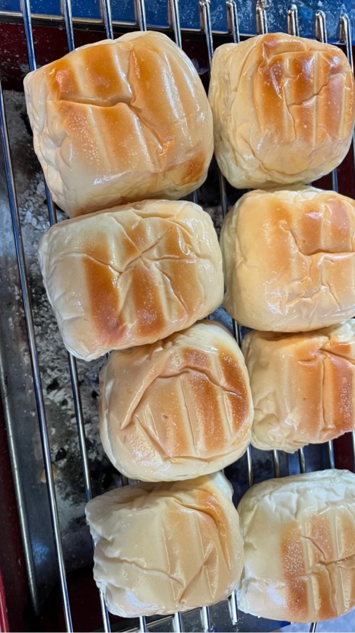 ขนมปังย่างถ่าน🍞ลูกชิ้นหมูทิพย์🐷