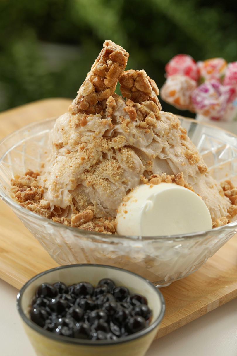 「花生糖珍珠雪花冰」嚴選來自彰化擁有30多年歷史的老店製作的手工花生糖，佐以花生雪花冰與黑糖珍珠，香甜不膩的滋味使其成為蔡陳保枝最愛的冰品。（220元）