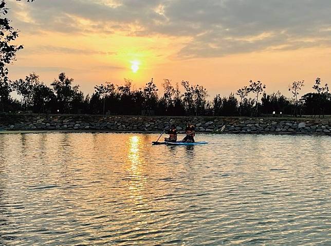 ▲一邊滑著SUP，一邊欣賞夕陽西下是特別的體驗。（圖／奧丁丁體驗)