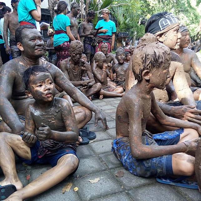 Melihat Tradisi Mandi Lumpur di Kuta Usai Perayaan Nyepi