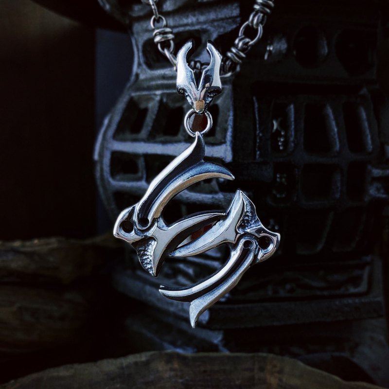 設計發想從武士刀的刀鐔做出發, 融合了似手戟與家徽的元素, 將samurai（侍、武士道）精神置入