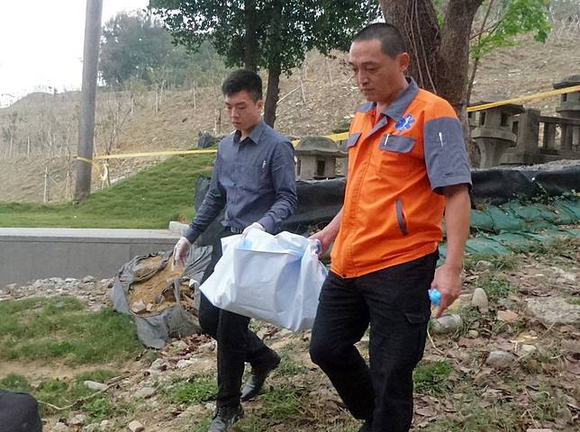 日前，高雄覆鼎金公墓園區發現斷頭嬰屍，檢警偵辦懷疑，是殯葬業者受託卻隨意棄置死胎。