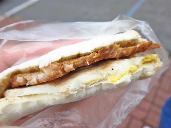 【台中美食】健行路肉蛋吐司-人山人海的傳奇名店