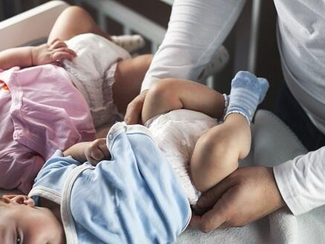 新生児のオムツ替え 足の持ち方は 赤ちゃんのm字脚を守るべし オリーブオイルをひとまわしニュース