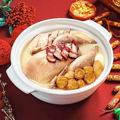 首登場！吳家獨門雞湯 老母雞熬湯底後放入鮮嫩放山雞燉 雙雞精華，濃郁香醇原汁湯頭 眷村過年團圓桌上經典年菜 加入蛤蜊、白菜一起燉煮更加鮮美