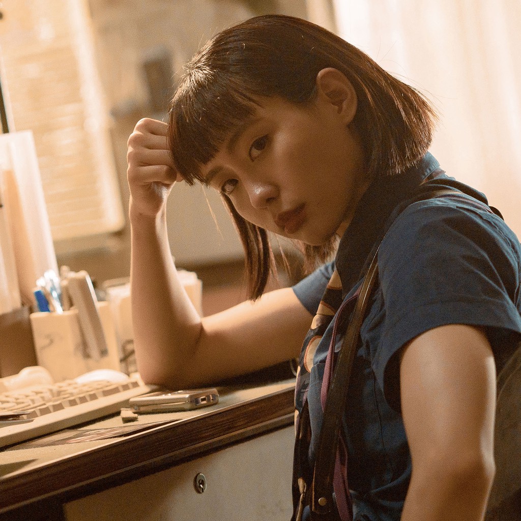 李芷婷新專輯中的《左右違法》以全新音樂風格「陷阱阿拉丁」呈現，既輕鬆又緊繃的聽覺衝突，與現代人心裏極度不平衡的矛盾狀態有異曲同工之妙。其中橋段邀請了率性又氣勢磅礡的新生代饒舌女力─陳婉玲 令Lin演唱