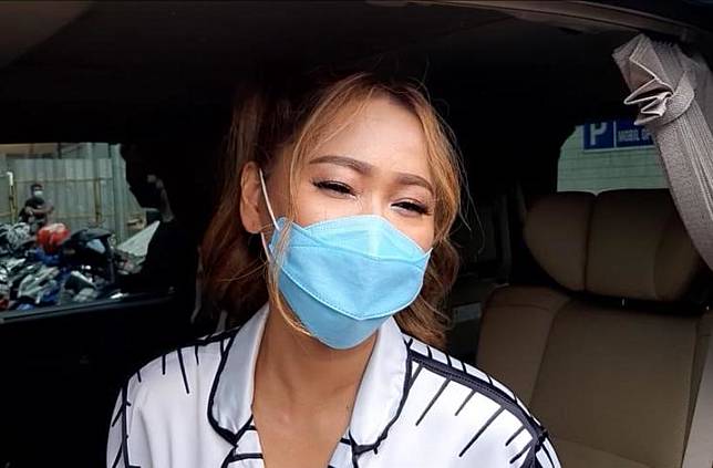 Inul Daratista ditemui di Jalan Kapten P Tendean, Jakarta Selatan, Selasa (9/2/2021). (MataMata.com/Herwanto)