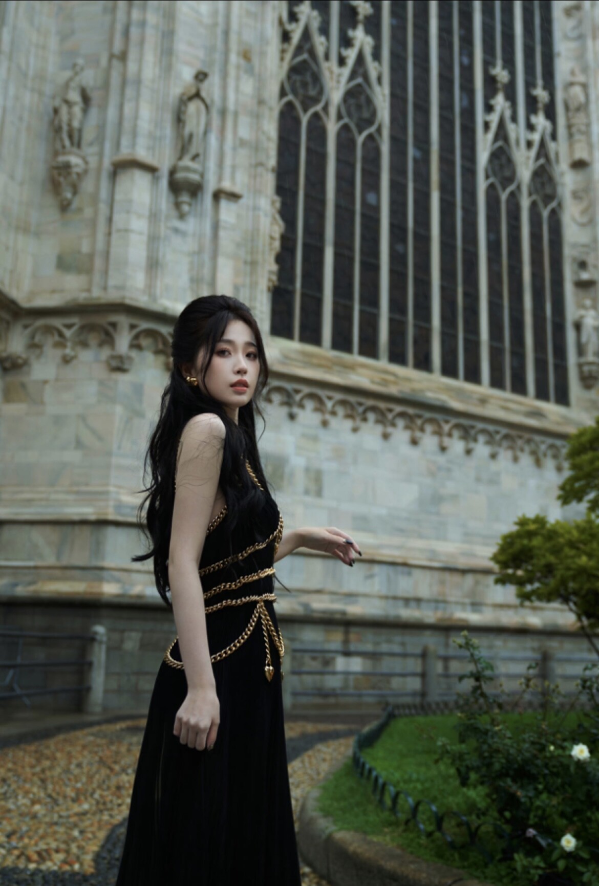 米蘭時裝週上的大陸女星：趙露思Versace展現雙重魅力、張柏芝現身Tomford美翻全網！