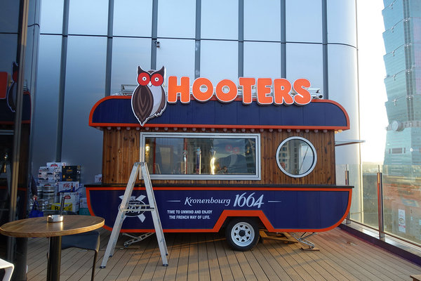 Hooters信義店-遠百信義A13餐廳推薦，HOOTERS美式餐廳大遠百14樓信義店，近看101及百萬級景觀的遠百深夜食堂，遠百信義A13聚餐餐廳