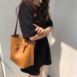 ◎側背包 肩背包|◎包中包 水桶包|◎子母包 托特包品牌定位:流行品牌品牌:Acorn*橡果背法:斜背/側背包款:子母包顏色:棕色系外層材質:PVC/合成皮內層材質:合成皮/PVC流行元素:全素面,撞