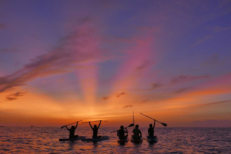 海上獨木舟、SUP悠遊湛藍太平洋賞日出，是很特別的體驗。(圖／KLOOK提供) 