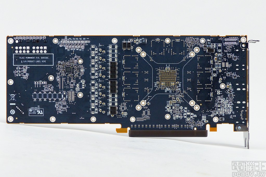 Radeon RX 5700 XT 顯示卡電路板反面。