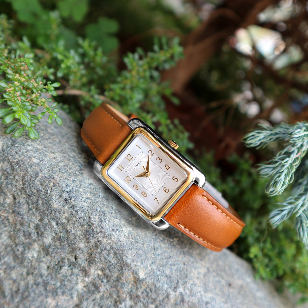 美國第一品牌timex天美時，擁有獨一無二專利技術的indiglo冷光照明，不斷創新迎合市場需求，以專業製錶精神聞名於國際。優雅婉約設計搭配輕巧的真皮錶帶，配戴舒適無負擔，timex 天美時 - 兼具