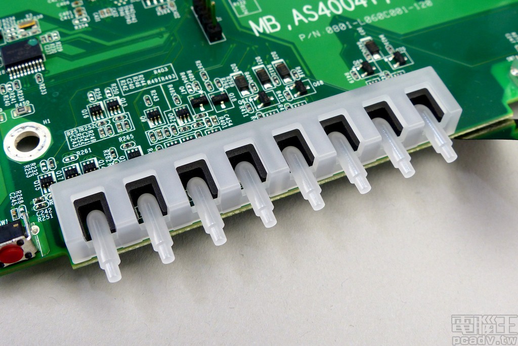 前面板 LED 指示燈導光條內部以黑色海綿區隔，避免鄰近 LED 餘光洩露造成判讀不易，LED 亮度可調整或是啟用夜間模式