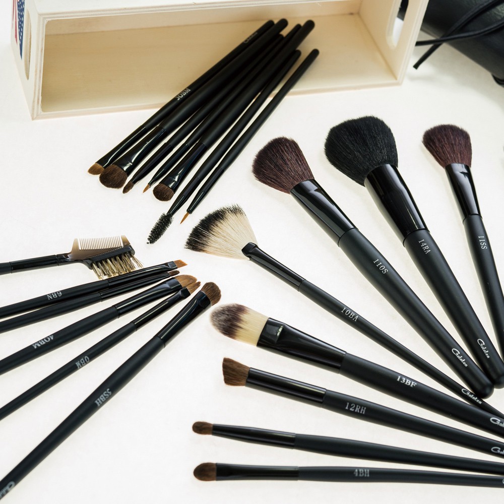 *精選各式動物毛手工製成*新袐、彩妝師或考美容乙丙照必備完整刷套*搭配23孔皮套，收納方便想要化一個完美無瑕的彩妝，除了需要成熟的彩妝技巧外，擁有一套完整、優質的彩妝刷具，是每個女人都需要投資的！專業